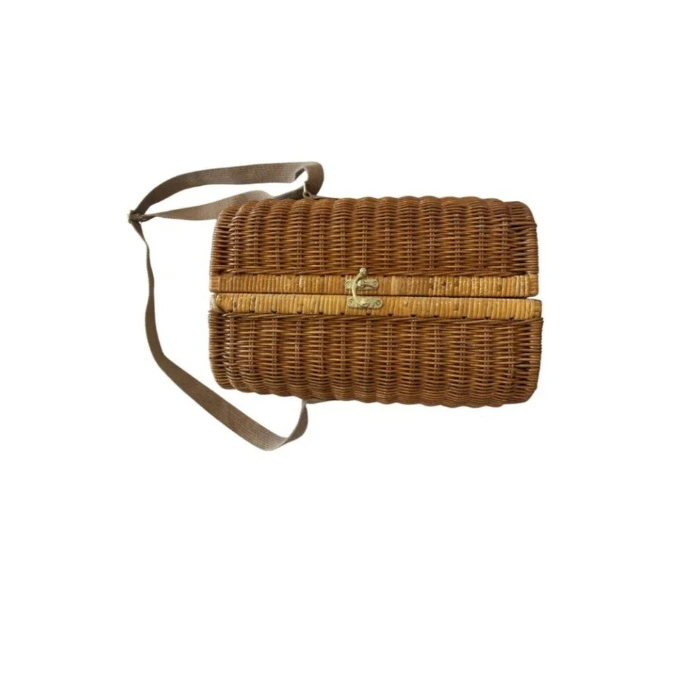 Rattan Picnic Bag with Wine Holder & Napkins Perfect for spring/summer!